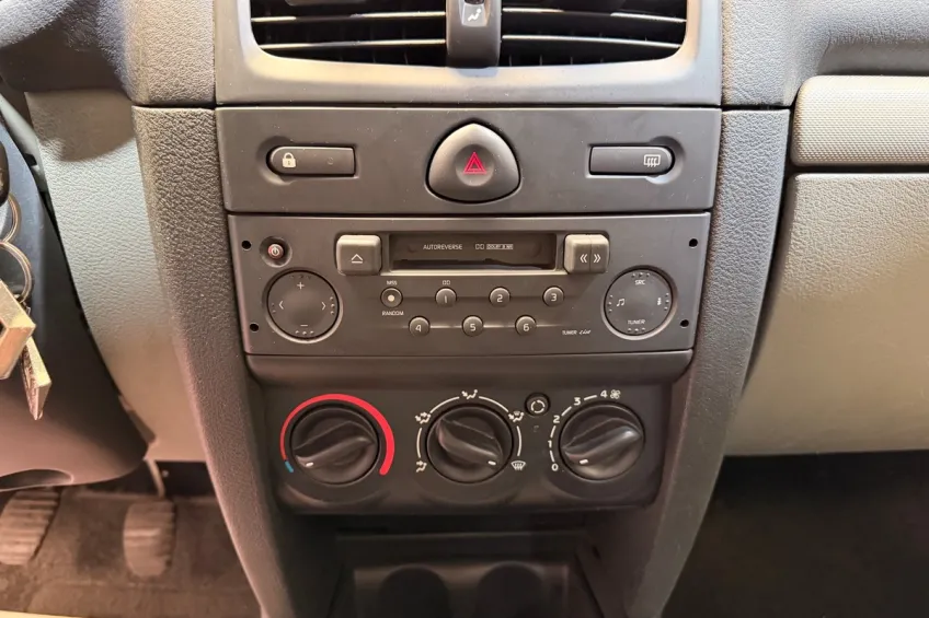 Renault Clio 2 1.2 75 AUTHENTIQUE